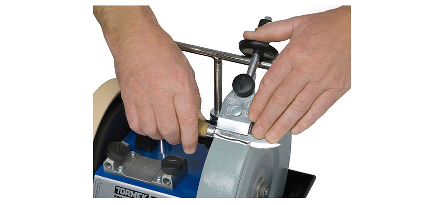 Tormeks jiggar gör att endast en liten mängd stål slipas bort vid varje slipning. Det går fort samt ökar livslängden på verktyget.